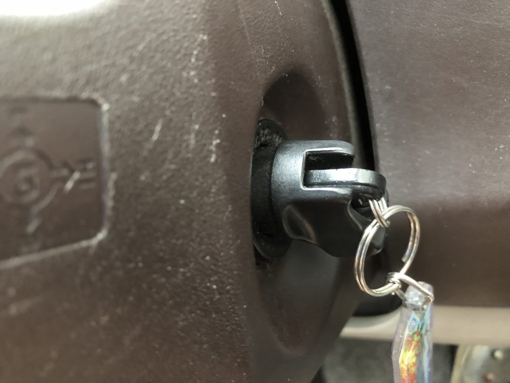 パッソ トヨタ のスマートキーの電池が切れました 鍵はどうやって開けるのか エンジンは掛かるのか試してみました やすらーぎの雑記ブログ